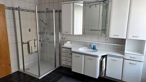 Bad mit ebenerdiger DU im OG - 