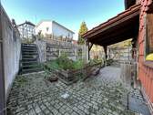 Garten hinterm Haus mit Treppe zum weiteren Garten - 