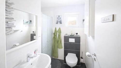 Gäste-Bad mit Dusche im Erdgeschoss - 