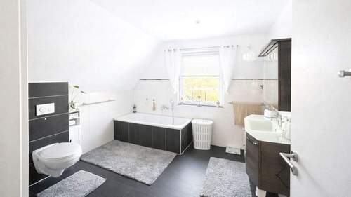Masterbad mit Wanne und Dusche im Obergeschoss - 