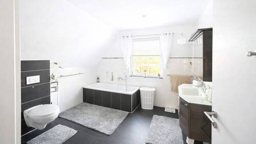 Masterbad mit Wanne und Dusche im Obergeschoss - 