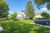 Helles Gartenparadies mit Pool.jpeg - Modernes A+ Energieeffizienzhaus mit PV auf ca. 1.250 m² Traum-Grundstück