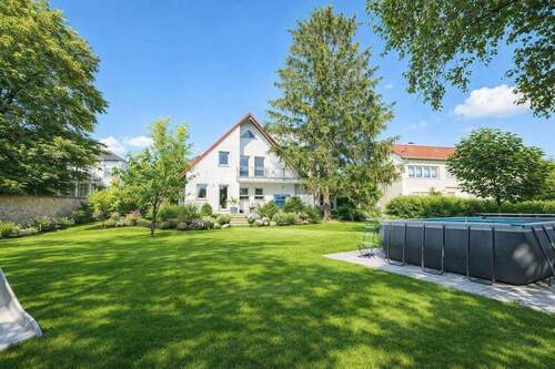 Helles Gartenparadies mit Pool.jpeg - Modernes A+ Energieeffizienzhaus mit PV auf ca. 1.250 m² Traum-Grundstück