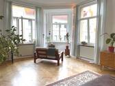Wohnzimmer mit Erker - Wohnglück Kassel-Vord.Westen großzüg. 4 Zimmer, Küche, Bad, Balkon