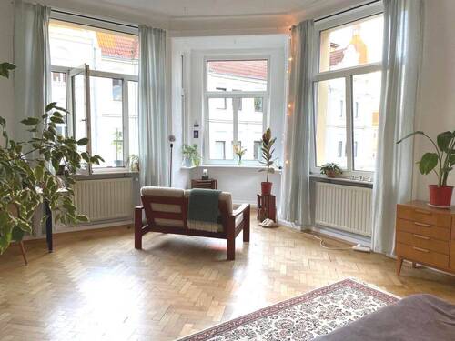 Wohnzimmer mit Erker - Wohnglück Kassel-Vord.Westen großzüg. 4 Zimmer, Küche, Bad, Balkon