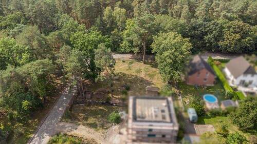 Drohnenaufnahme - Großes, baureifes Eckgrundstück mit Perspektive und Ausblick