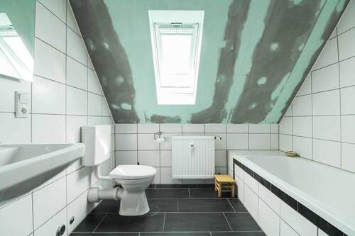 Bad DG - 1 Zimmer Mehrfamilienhaus, Wohnhaus in Hetzles