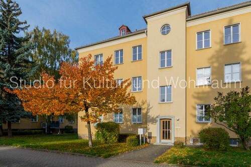 Blick von der Strasse - SfKW - 2 Zimmerwohnung im Hochparterre mit Balkon in den Hof, EBK und Tageslichtbad AB SOFORT