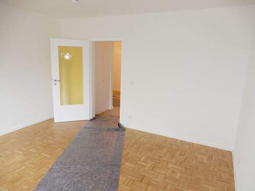 ...weist ebenfalls einen angenehmen Raumzuschnitt auf!.JPG - 