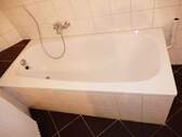 ...ist mit einer Badewanne ausgestattet.JPG - 