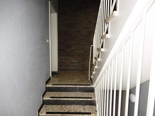 Ein Blick in das gepflegte Treppenhaus.JPG - 