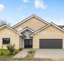 Modernes Einfamilienhaus mit Solar, Fußbodenheizung, Doppelgarage und Gartenidylle - Herzlake