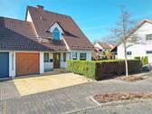 Straßenansicht - Macht Laune: Freies Einfamilienhaus zum Herrichten in herrlicher Wohnlage des Leiselfeldes