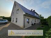 Ansicht Eingang und Parkplätze vorne - Preis gesenkt! Große & neuwertige DHH in ruhiger Sackgasse, parken am Haus, großer Garten & Terrasse