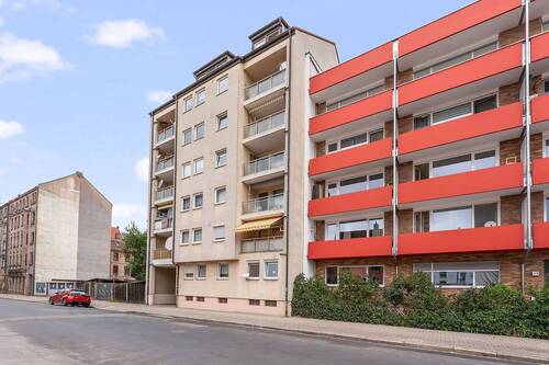 Hausansicht - Großzügige 2-Zi-Wohnung mit Balkon und Stellplatz in Fürth (Südstadt)