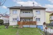 Außenansicht - Gelegenheit: Sonniges Mehrfamilienhaus für Handwerker mit großen Garten und Garage