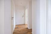 Eingangsbereich mit Blick zur Wohnungstür - 