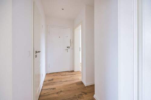 Eingangsbereich mit Blick zur Wohnungstür - 