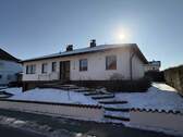 Außenansicht - Wohnen auf einer Ebene. Großzügiger Bungalow in Siedlungslage