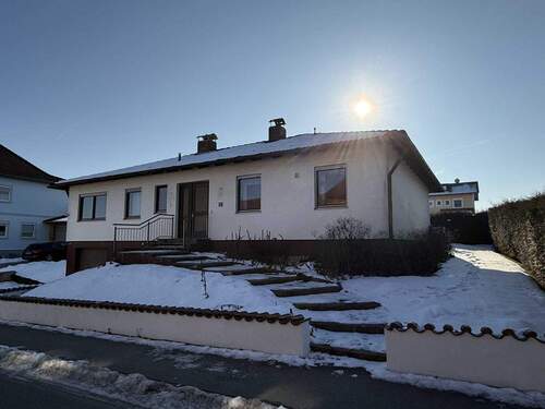 Außenansicht - Wohnen auf einer Ebene. Großzügiger Bungalow in Siedlungslage