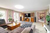 Wohnzimmer mit bodentiefen Fenstern_Terrasse - 