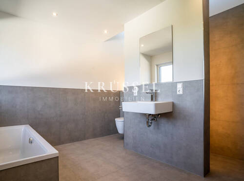 Ein Badezimmer mit sowohl Dusche als auch Badewanne... - 