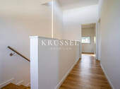 ... und Aufgang ins Obergeschoss - 