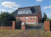 Straßenseitige Hausansicht - 7 Zimmer Mehrfamilienhaus, Wohnhaus in Biesenthal