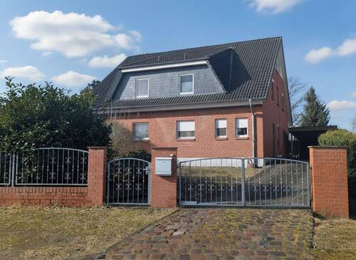 Straßenseitige Hausansicht - 7 Zimmer Mehrfamilienhaus, Wohnhaus in Biesenthal