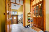 Treppenhaus, Wohnungstür - 4 Zimmer Etagenwohnung zum Kaufen in Hannover