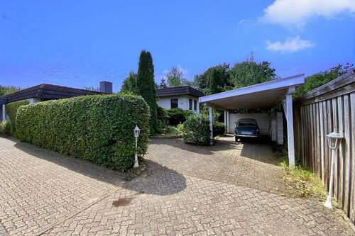 Grundstücksauffahrt mit Carport-Ansicht - Einfamilienhaus mit 200,00 m&sup2; in Lübeck zum Kaufen