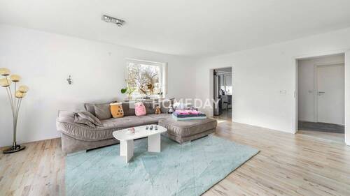 Wohnzimmer 2 - 4 Zimmer Etagenwohnung zum Kaufen in Pförring