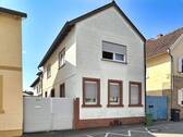 Haus Vorderansicht - 'Charmantes Einfamilienhaus mit Potenzial in Wachenheim'