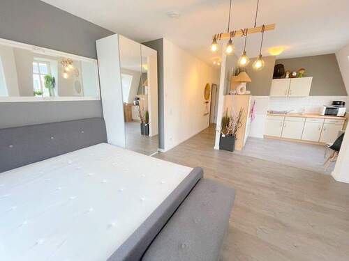 AnKaSa Immobilien GmbH Maklerempfehlung Leipzig_1 RWE Karl-Heine-Straße_DG_EBK_Wohn-Schlafbereich1 - AnKaSa Immobilien*VOLL möbliert*Karl-Heine-Straße*DG*NEUES LAMINAT*EBK+offene Küche*DuschBad+Fenster