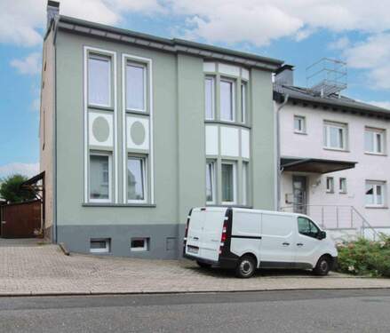 01_Hausansicht - Charmantes Zweifamilienhaus mit vielseitigen Nutzungsmöglichkeiten in Mülheim an der Ruhr