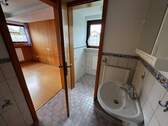 Zimmer mit Waschbecken und WC EG - 