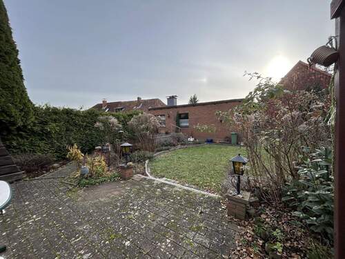 Blick vom Gartenhaus in den Garten - 