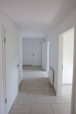 Flur in Richtung Wohnungstür - 