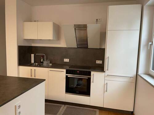 Einbauküche mit Kochinsel - 3 Zimmer Terrassenwohnung in München