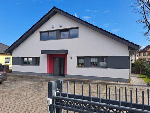Doppelhaus Straßenansicht - Moderne Wohnung im Doppelhaus mit Terrasse, Garten und PKW Stellplätze in Rathenow