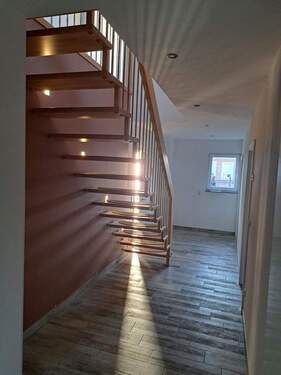 Flurbereich mit Holztreppe - 4 Zimmer Doppelhaushälfte in Rathenow