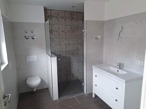 Bad mit ebenerdiger Dusche - 