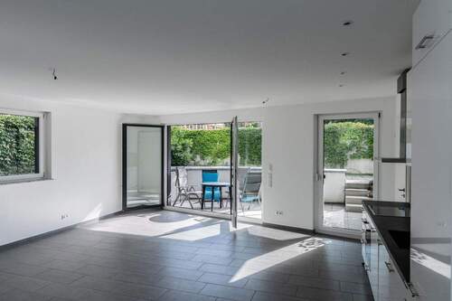 Wohnzimmer - Moderne 2-Zi Wohnung in Stuttgart-West mit Terrasse, EBK, Aufzug, Tiefgarage, Wallbox