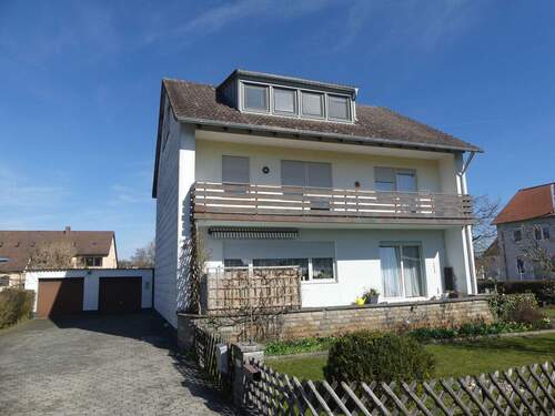 Bild 1 - Wohnen für die Familie! Zweifamilienhaus in Petersaurach!