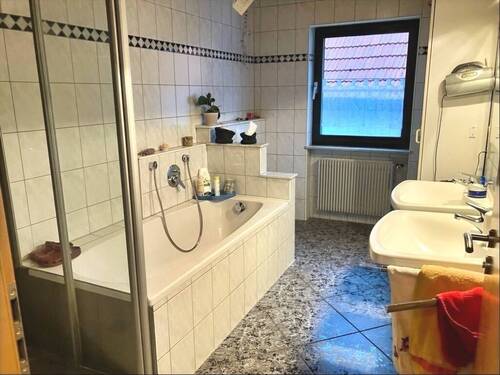 Bad mit Wanne/Dusche (EG) - 