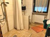 Bad mit bodenebener Dusche (OG-Wohnung) - 