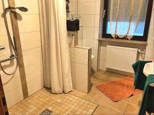 Bad mit bodenebener Dusche (OG-Wohnung) - 