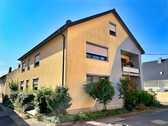 Nordostansicht des Hauses - 1 Zimmer Mehrfamilienhaus, Wohnhaus zum Kaufen in Hofheim