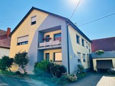 Ansicht des Hauses mit Hof und Garage - 1 Zimmer Mehrfamilienhaus, Wohnhaus in Hofheim