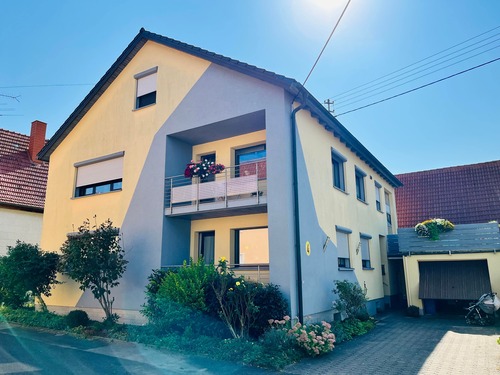 Ansicht des Hauses mit Hof und Garage - 1 Zimmer Mehrfamilienhaus, Wohnhaus in Hofheim